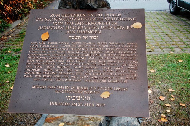 Die  Gedenktafel  fr die in der Zeit ...n festen Platz auf dem Synagogenplatz.  | Foto: Kai Kricheldorff