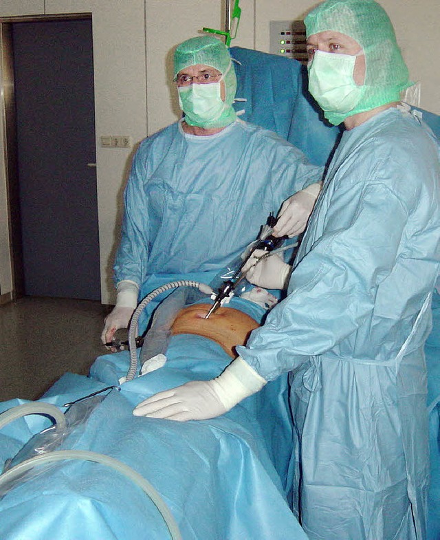 Chefarzt Helmut Keller (links) bei ein...blasenoperation nach derSILS-Methode.   | Foto: Loreto-Krankenhaus
