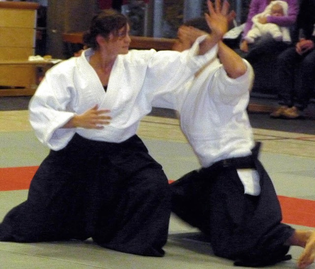 Marion Klble (links) von der Aikido-A... Sckingen beim ersten Kampfkunsttag.   | Foto: saskia baumgartner