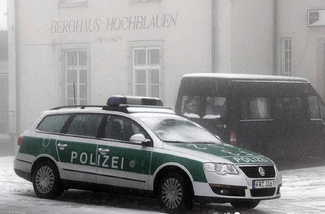 Die Polizei ermittelt am Tatort  | Foto: Markus Maier