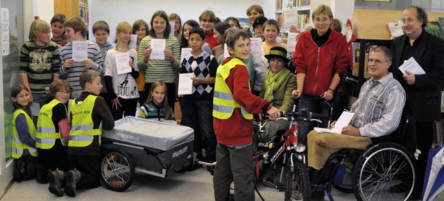 Schler der FES arbeiten fr einen Hol...enschen mit Behinderung zugute kommt.   | Foto: Ruda