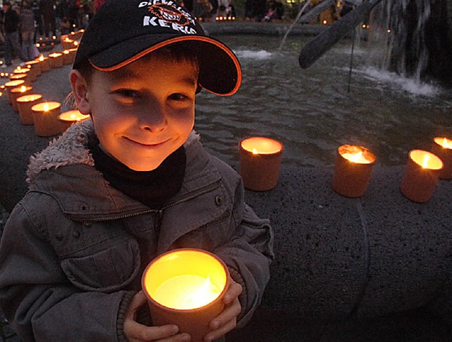 Kerzen  fr eine bessere Welt  | Foto: dpa