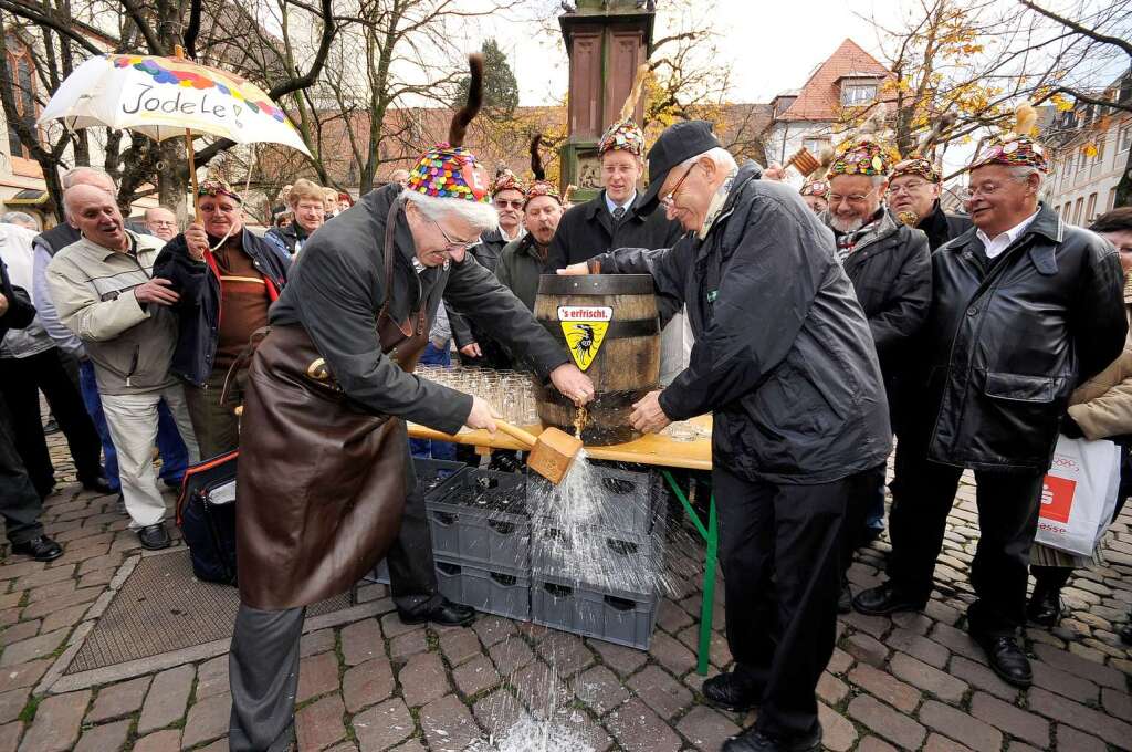 FReiburgs Erster Brgermeister Otto Neideck fhrt den alles entscheidenden Schlag aus.