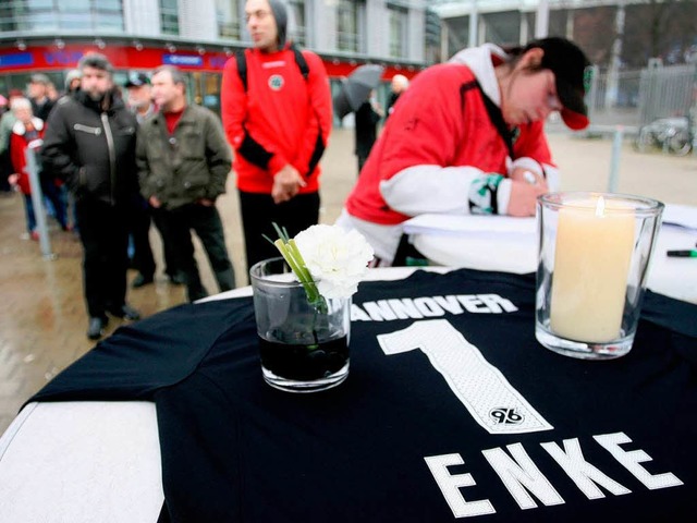 Stille am Hannoveraner Fuballstadion: Gedenken an Robert Enke.  | Foto: ddp