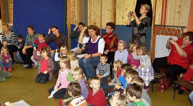 Machten eifrig Erinnerungsfotos. Acht ...n Schnauer Kindergarten Sankt Maria.   | Foto: Ulrike Jger