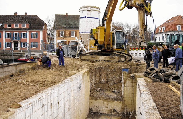 Die  Grobaustelle beidseits der Bahnhofsgleise reicht etliche Meter tief.   | Foto: Lbeck