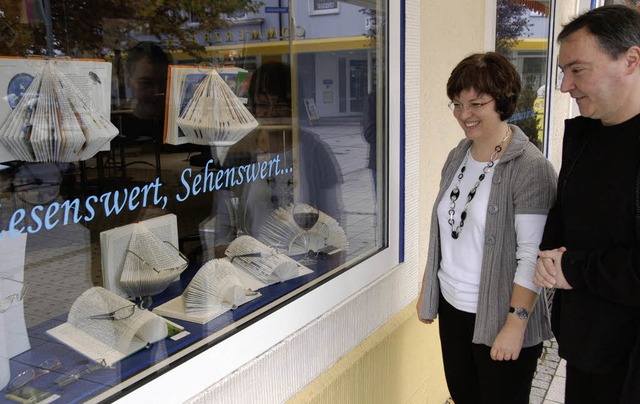Susanne Sailer (Optik Sailer) und Fran...begutachten das prmierte Schaufenster  | Foto: BZ