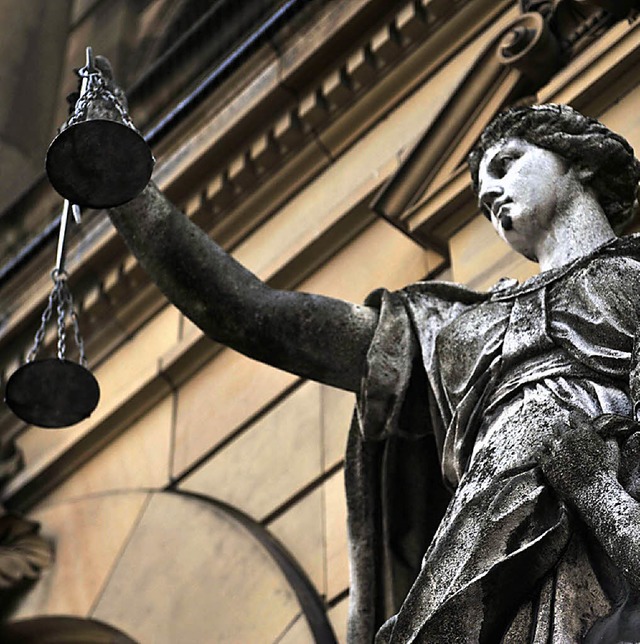 Justitia vor dem Ulmer Landgericht  | Foto: ddp