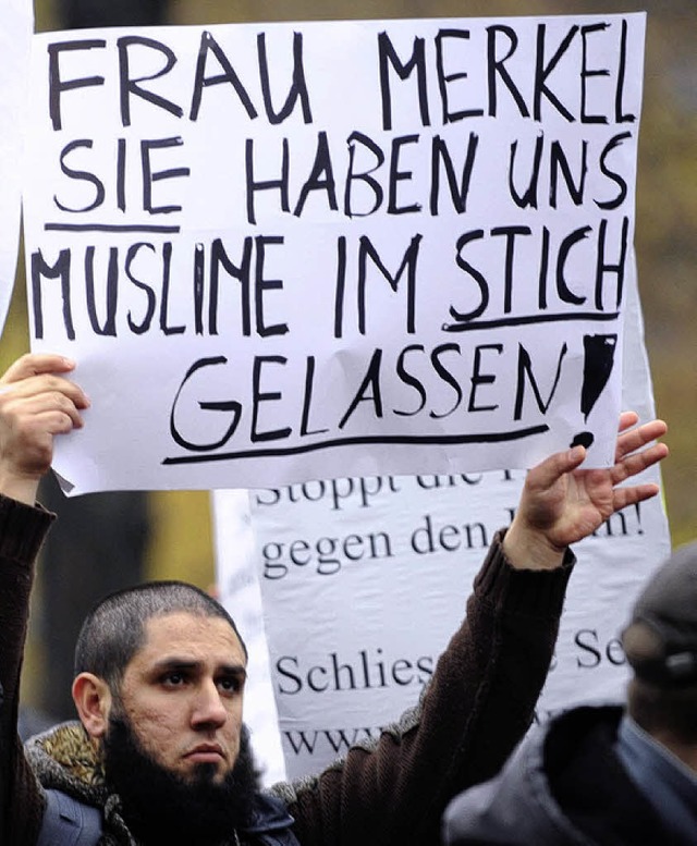 Muslime demonstrieren am Mittwoch vor dem Gericht.   | Foto: DDP