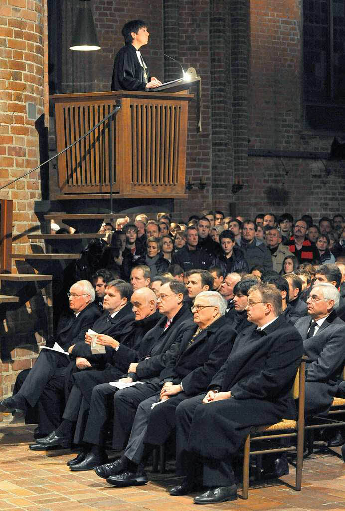 Die Ratsvorsitzende der Evangelischen Kirche in Deutschland (EKD), Margot Kaessmann, spricht  beim Trauergottesdienst.