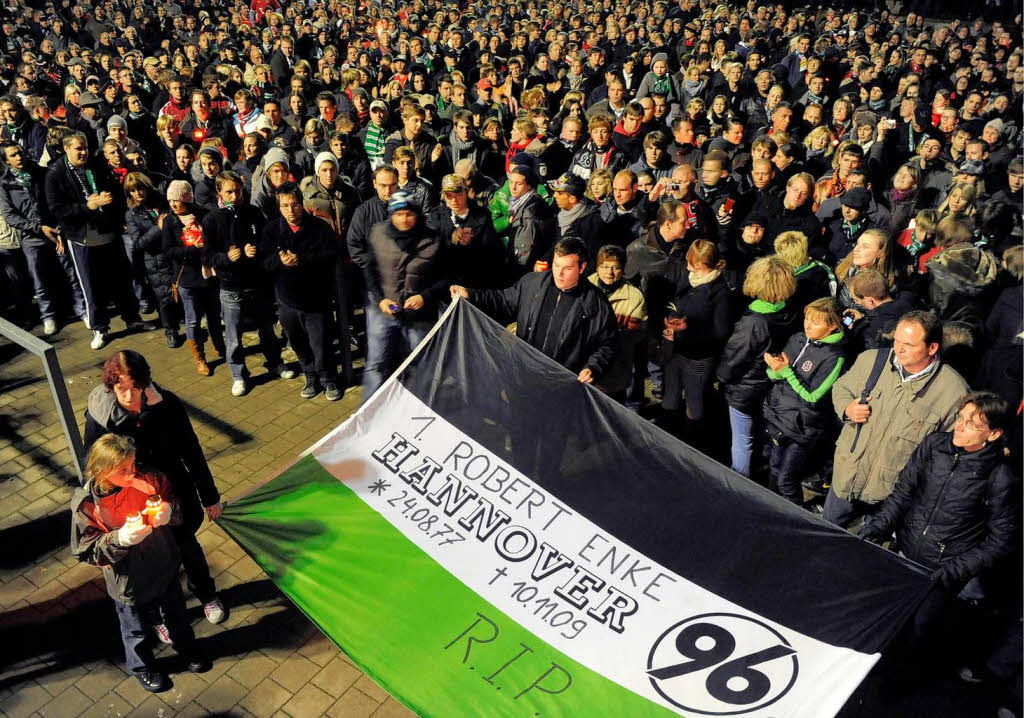 Tausende Menschen gehen  whrend eines Trauermarsches fr Robert Enke in Hannover von der Innenstadt zum Stadion.