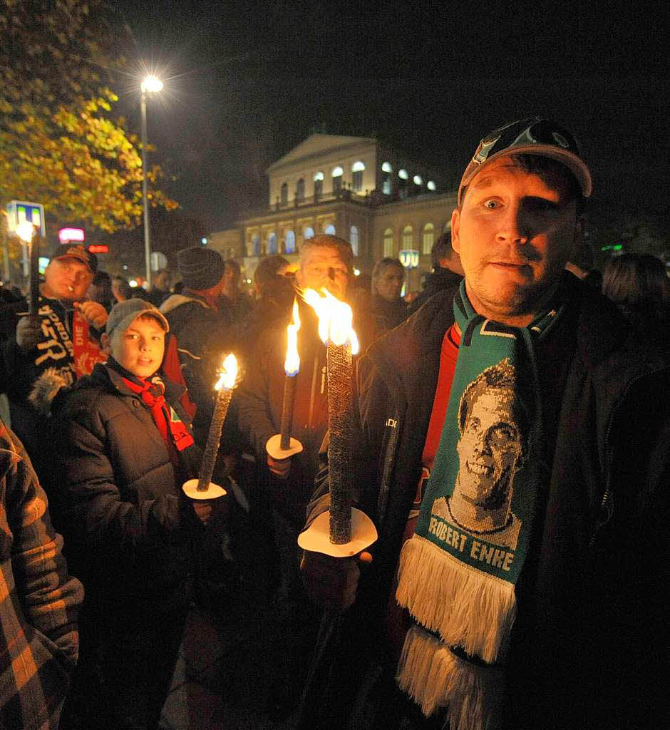 Tausende Menschen gehen  whrend eines Trauermarsches fr Robert Enke in Hannover von der Innenstadt zum Stadion.