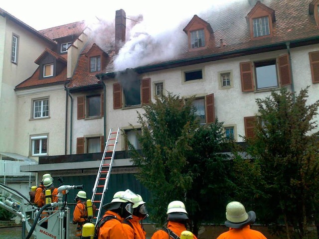 Dicker Rauch quillt aus einer Wohnung ...Hauses in der Altstadt von Lffingen.   | Foto: Martin Ganz