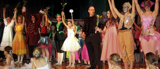 Peter Pan und seine Musical-Mitstreite...s Erzhler durch das Mrchen fhrte.    | Foto: Anne Freyer