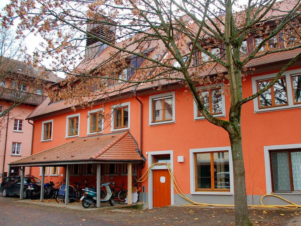 Reif fr die Abrissbirne: Das hintere ...t gerumt und wird nicht mehr saniert.  | Foto: Markus Donner