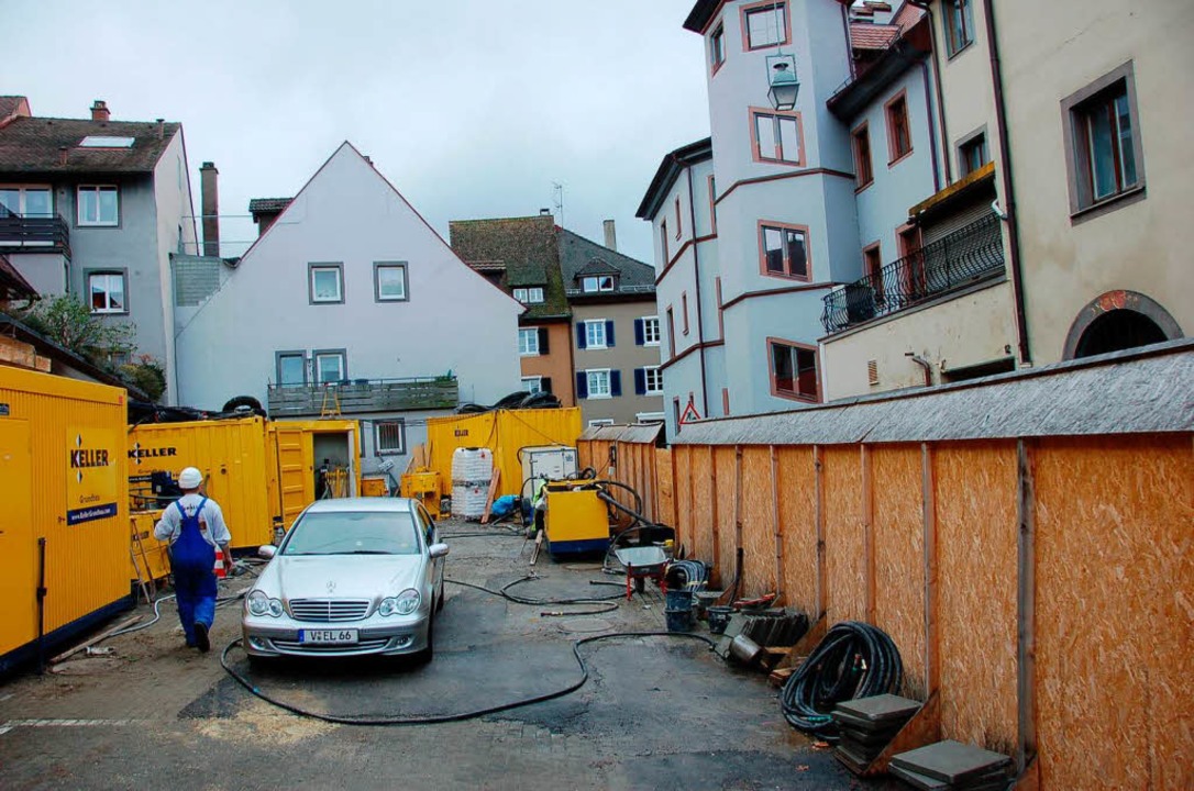 Die Baustelle fr die Sanierung des So... hinter dem Rathaus wird eingerichtet.  | Foto: Markus Donner