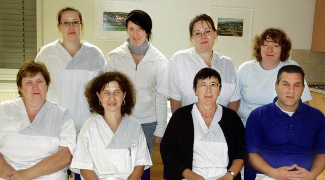 Die Krankenschwestern und Pfleger tref...n Touren zu einer kurzen Besprechung.   | Foto: TEUBER