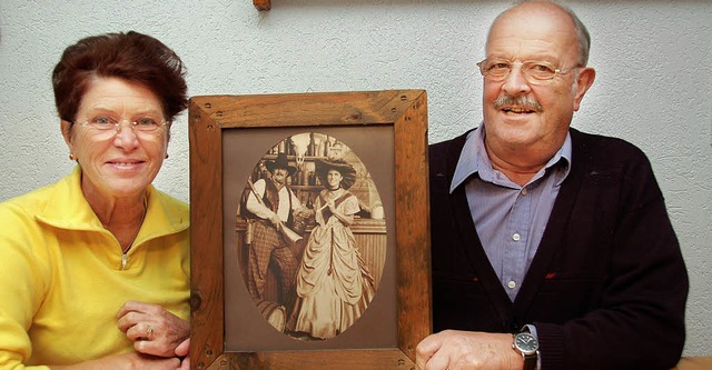 Erika und Werner Faschian mit   einem ...e. Heute feiern sie goldene Hochzeit.   | Foto: Karin Maier