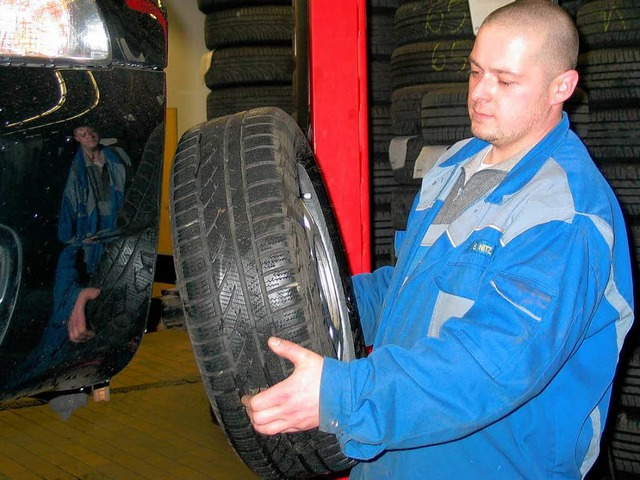 Stefan Nitz montiert bei Pneuhage in Titisee einen Reifen.  | Foto: eva weise