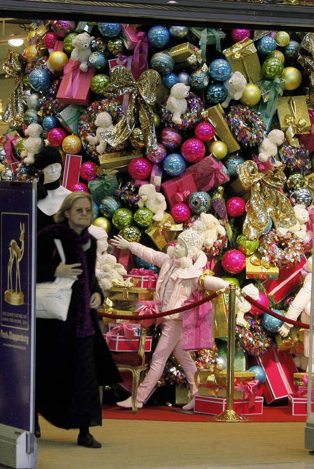 Die Schaufenster weisen schon auf die Weihnachtszeit hin.   | Foto: DPA