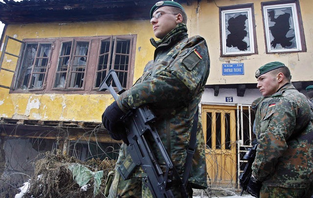 Deutsche Soldaten laufen in der kosovarischen Stadt Prizren Streife.    | Foto: DPA