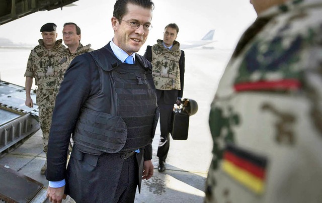 Ein Bundeswehrsoldat begrt Verteidig...Karl-Theodor zu Guttenberg in  Kabul.   | Foto: DDP