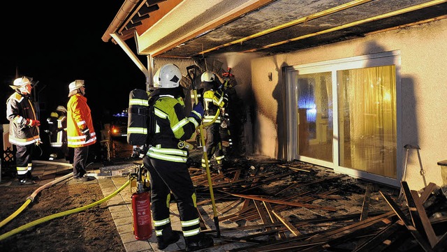 In Flammen stand die Holzverkleidung  ...rand jedoch schnell unter Kontrolle.    | Foto: Volker Mnch