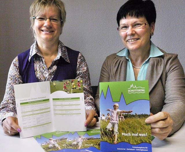 Rosa Schwab (links) und Veronika Ehret...euen Freizeitfhrerer fr Schuttertal.  | Foto: Bomans
