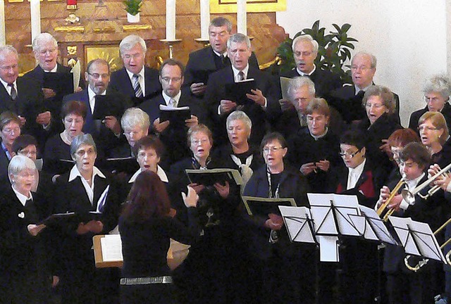 Die Chorgemeinschaft fhrte beim Patrozinium die Turmblsermesse auf.   | Foto: Frank Leonhardt