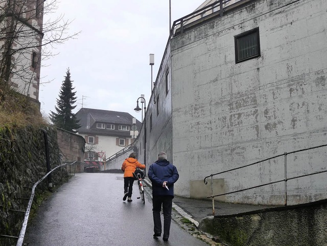 Die graue Betonmauer am Konsul-Ehrlich...iti-Projekt mit Jugendlichen umsetzen.  | Foto: Thomas Winckelmann