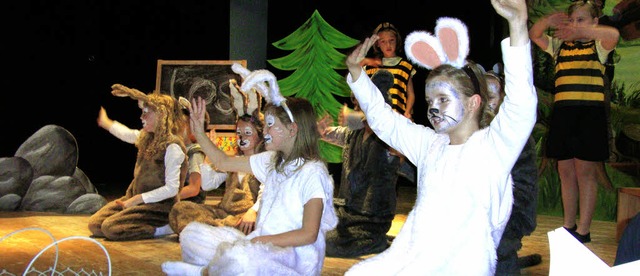 Die Kinder der dritten Hauptschulklass...en sie dem Publikum in der Festhalle.   | Foto: Helmut Hringer