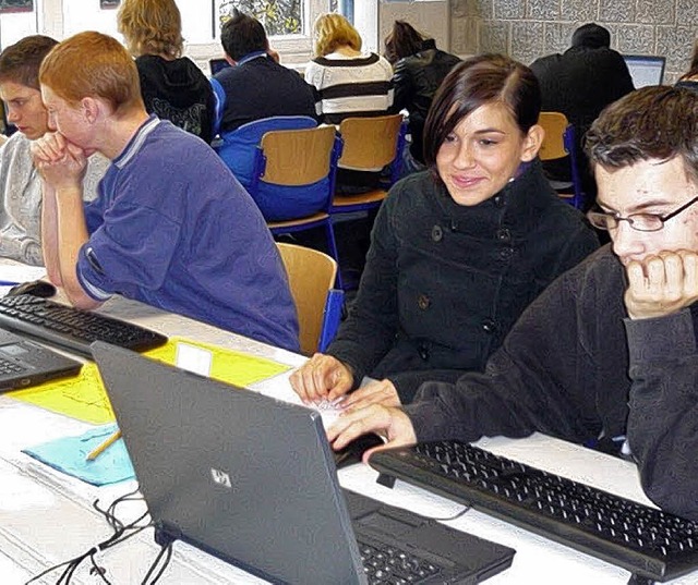 Die ersten Gewinner der Partnerschaft:...neu eingerichteten PC-Unterrichtsraum.  | Foto: Schule