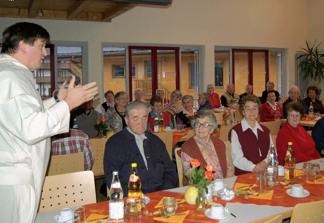 Pater Peter, Hausherr im Todtmooser Pf... viele Gste des Seniorennachmittags.   | Foto: Hans-Dieter Folles