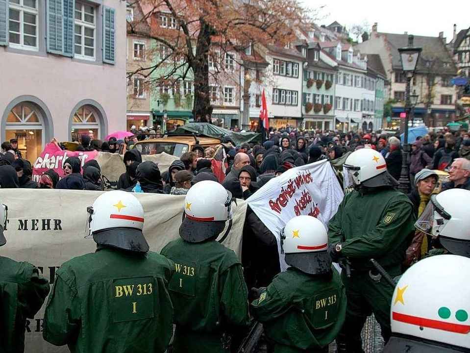 Die geplante Demonstration der Antifa ...weit, ehe die Polizei den Zug stoppte.  | Foto: Dominic Rock