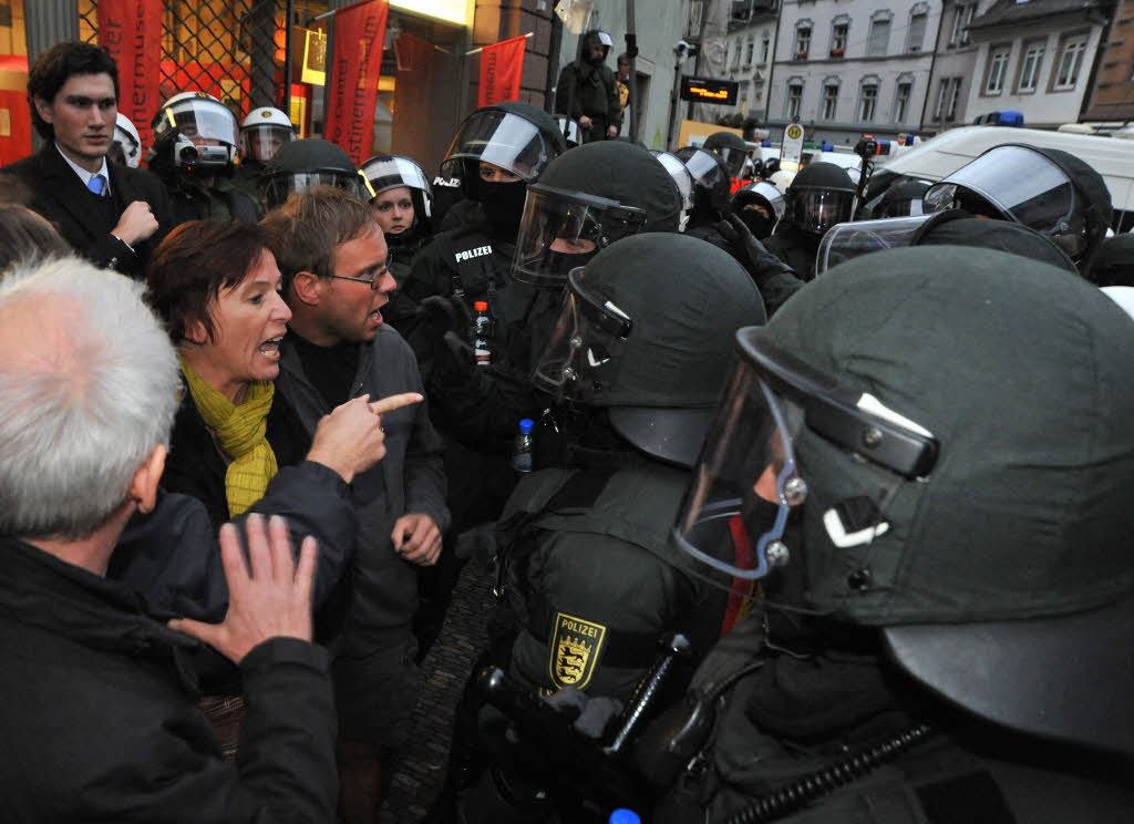 Polizei stoppt Antifa-Demo in Freiburg