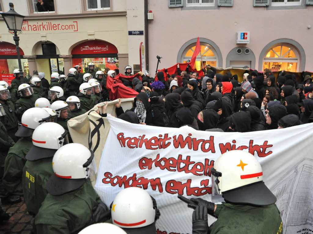 Polizei stoppt Antifa-Demo in Freiburg