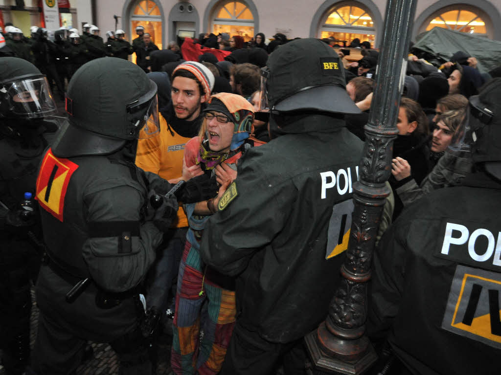 Polizei stoppt Antifa-Demo in Freiburg