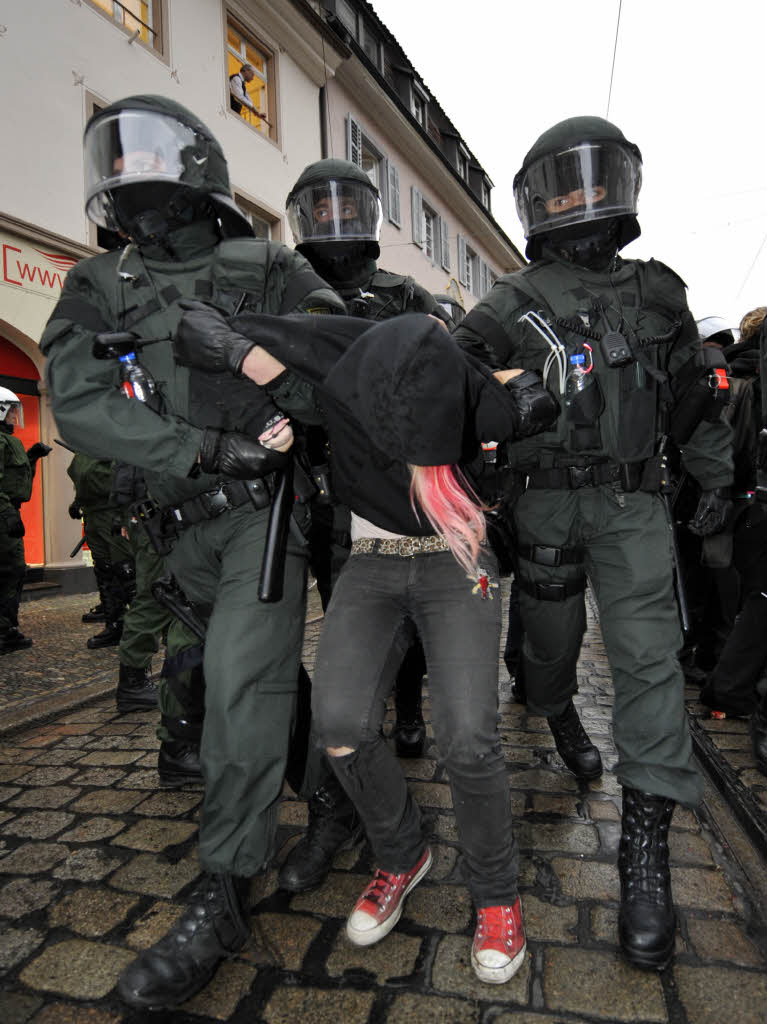 Polizei stoppt Antifa-Demo in Freiburg