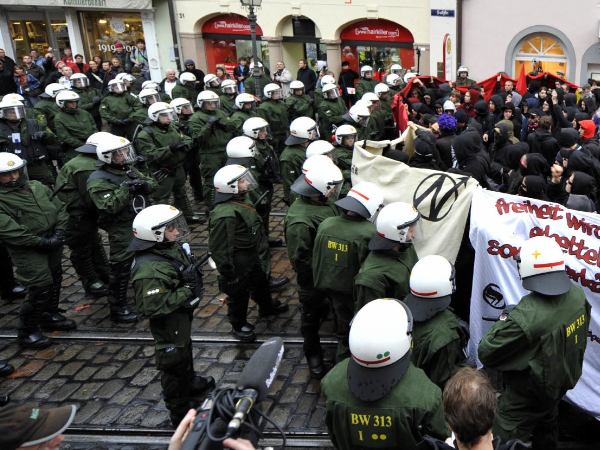 Polizei stoppt Antifa-Demo in Freiburg