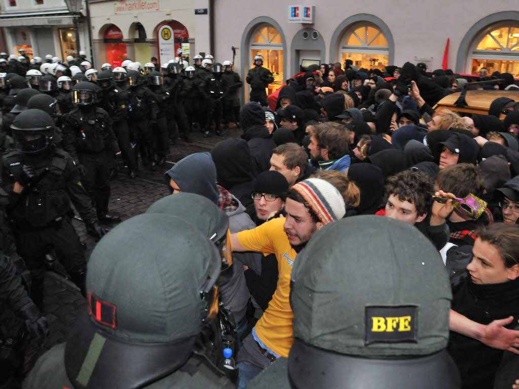 Polizei stoppt Antifa-Demo in Freiburg