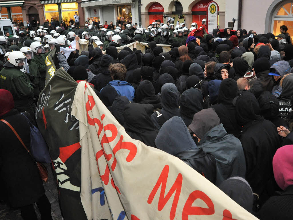 Polizei stoppt Antifa-Demo in Freiburg