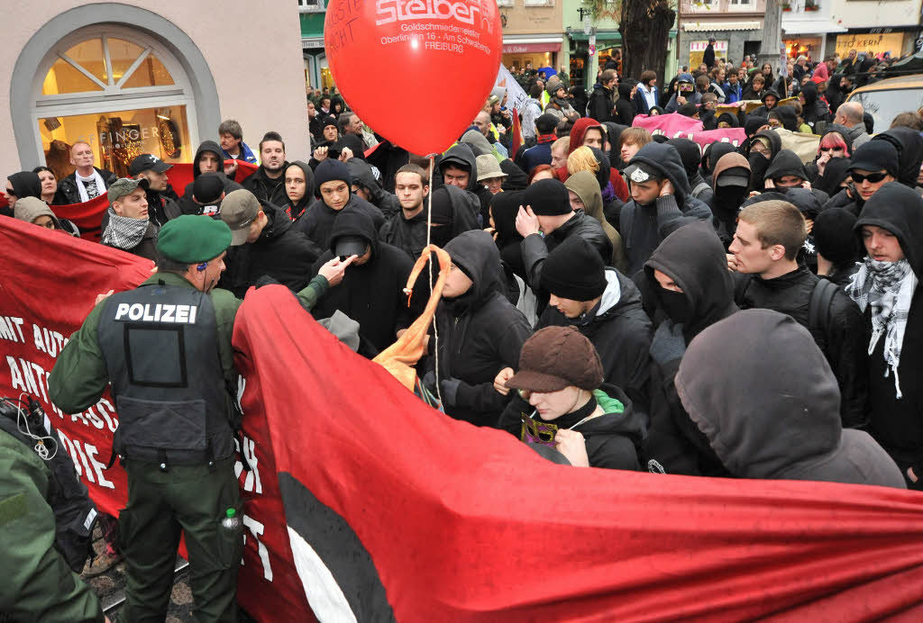 Polizei stoppt Antifa-Demo in Freiburg