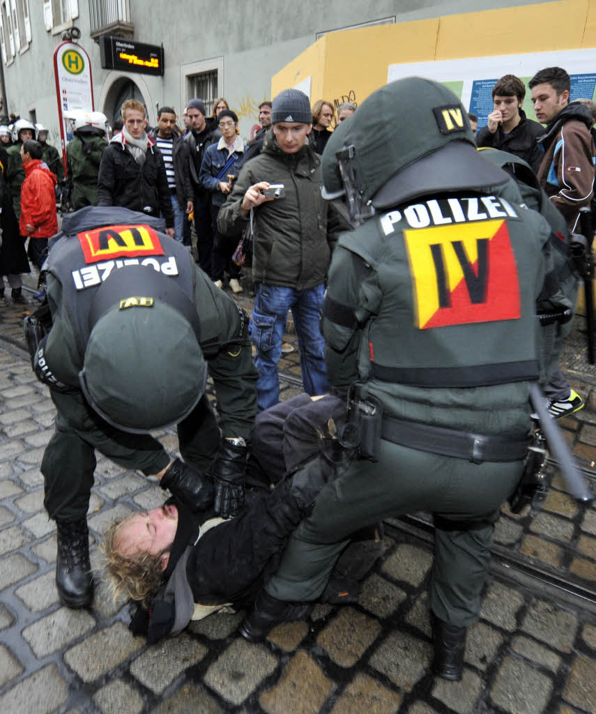 Polizei stoppt Antifa-Demo in Freiburg