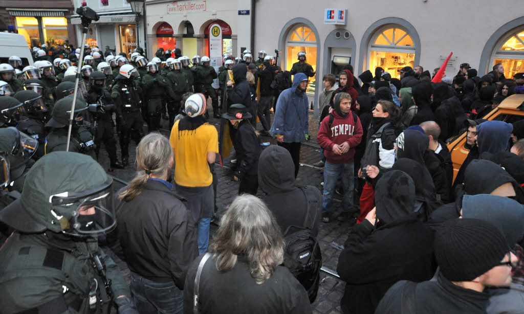 Polizei stoppt Antifa-Demo in Freiburg