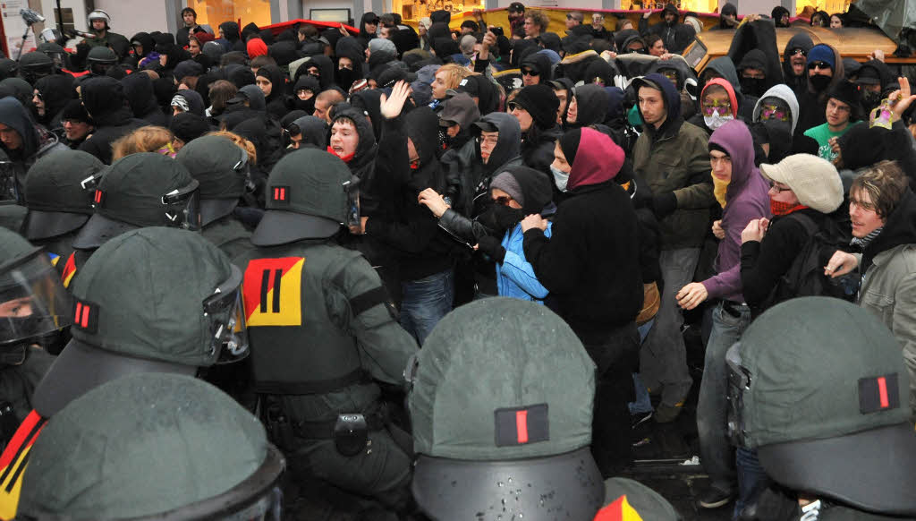 Polizei stoppt Antifa-Demo in Freiburg