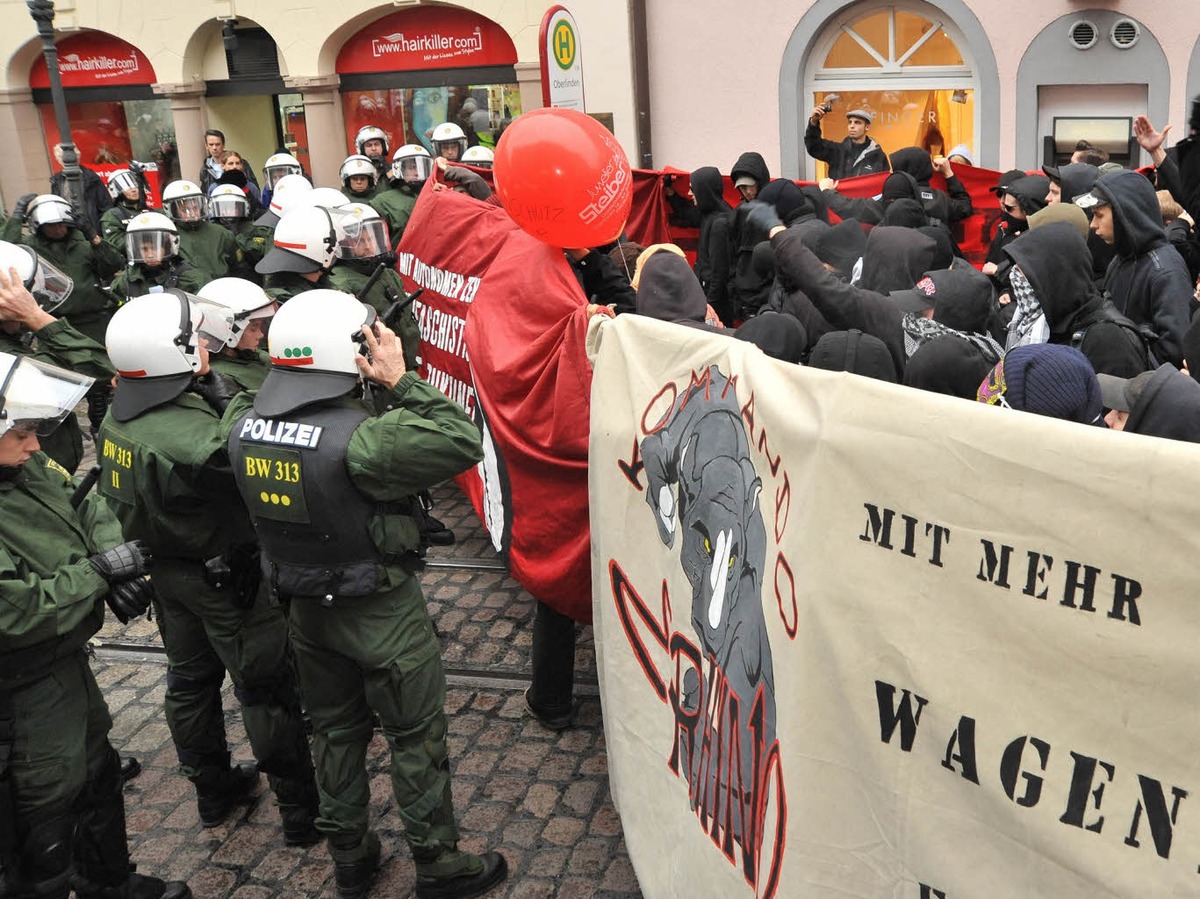 Polizei stoppt Antifa-Demo in Freiburg