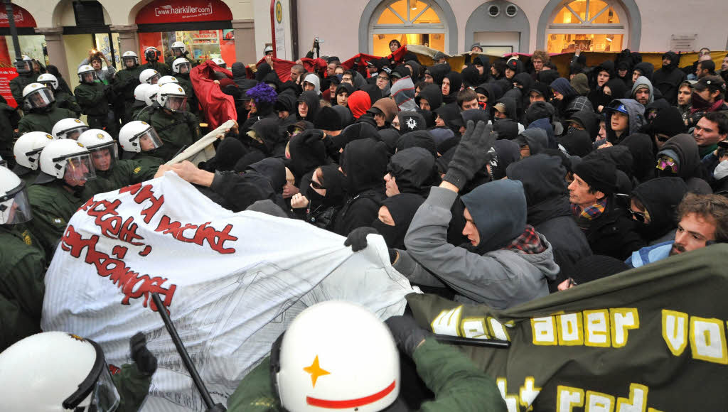 Polizei stoppt Antifa-Demo in Freiburg