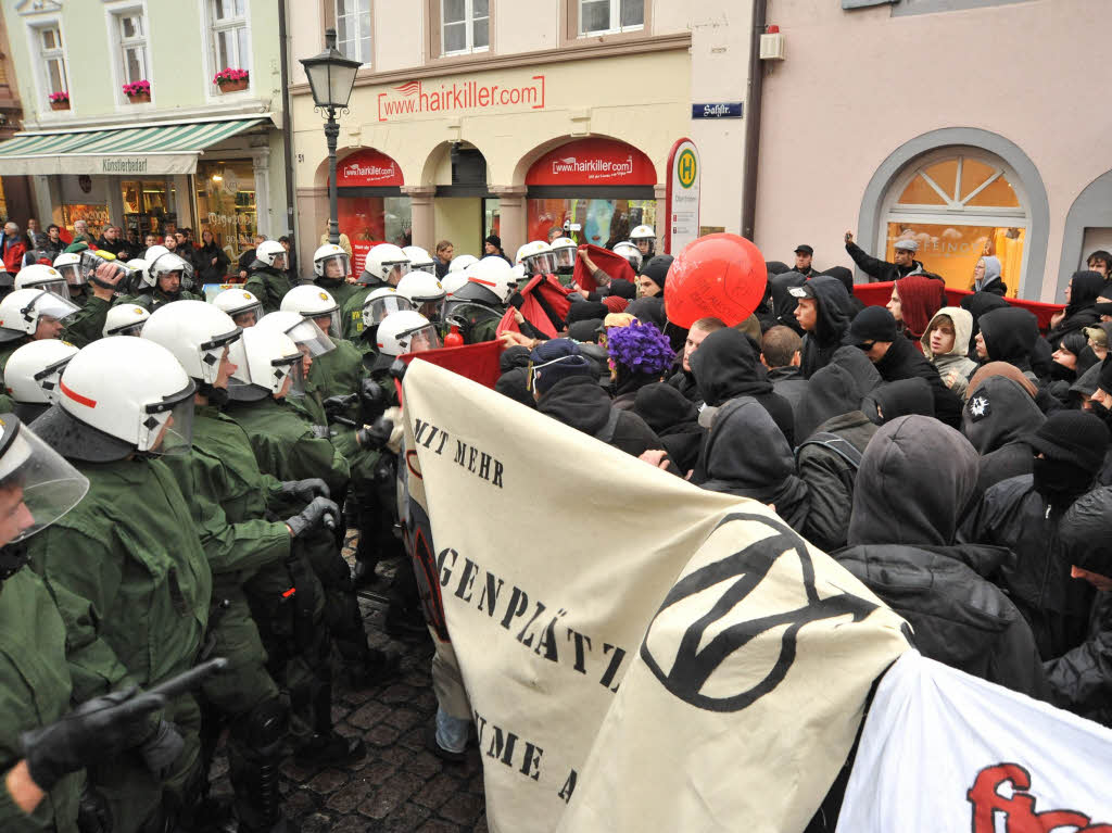 Polizei stoppt Antifa-Demo in Freiburg