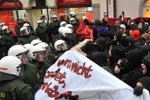 Fotos: Polizei stoppt Antifa-Demo in Freiburg