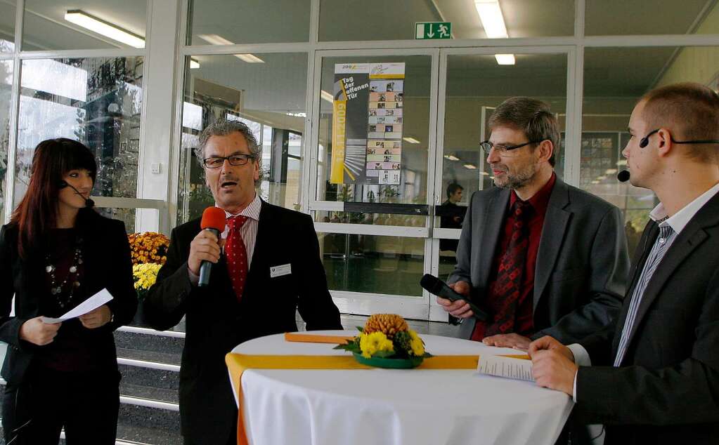 Interviewrunde beim Festakt mit  Heinz Bitzenhofer (Zweiter von links) und  Horst Mller (rechts)